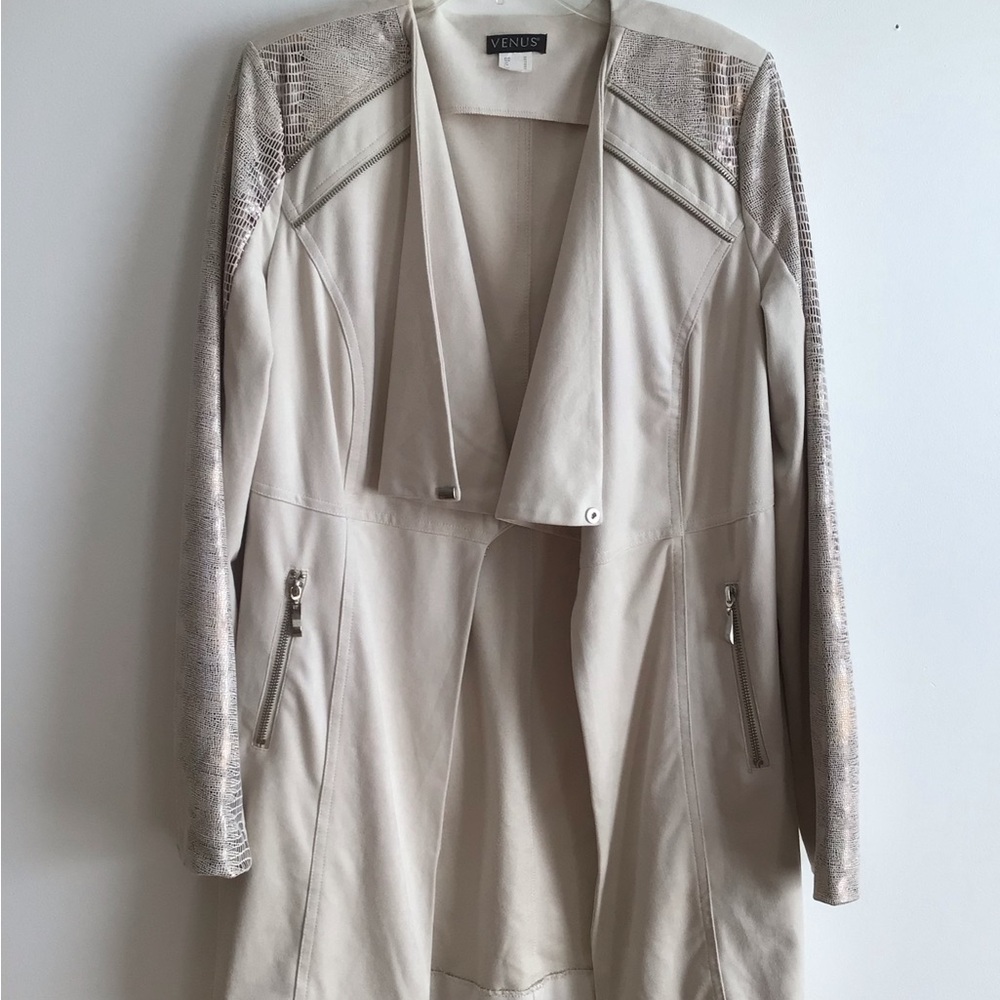 VENUS Women's Cream Duster with Snake Print Details